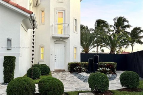 House in Doral, Florida 5 bedrooms, 388.8 sq.m. № 1978048 - photo 4