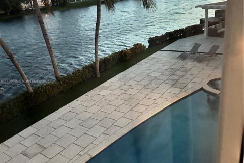 House in Doral, Florida 5 bedrooms, 388.8 sq.m. № 1978048 - photo 30