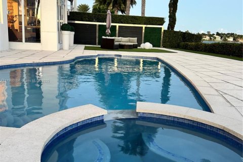 House in Doral, Florida 5 bedrooms, 388.8 sq.m. № 1978048 - photo 8