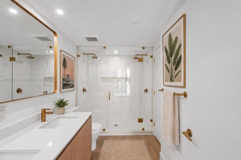 Estudio en el Condominio en Miami, Florida  № 2184037