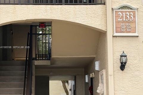 Condo in Miramar, Florida, 1 bedroom  № 1991383 - photo 1