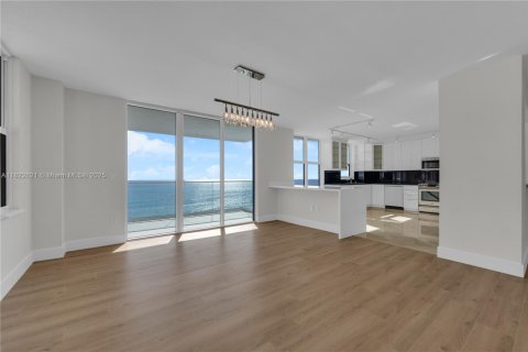 Condo in Bal Harbour, Florida, 2 bedrooms  № 1792541 - photo 10
