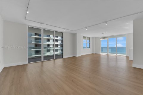 Condo in Bal Harbour, Florida, 2 bedrooms  № 1792541 - photo 13