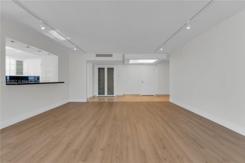 Condo in Bal Harbour, Florida, 2 bedrooms  № 1792541 - photo 8