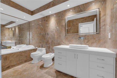 Condo in Bal Harbour, Florida, 2 bedrooms  № 1792541 - photo 26