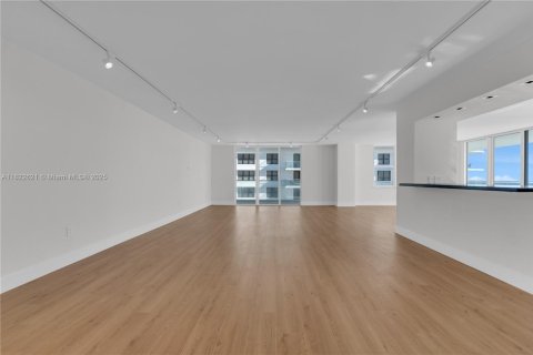 Condo in Bal Harbour, Florida, 2 bedrooms  № 1792541 - photo 15