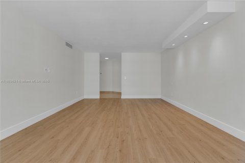 Condo in Bal Harbour, Florida, 2 bedrooms  № 1792541 - photo 24