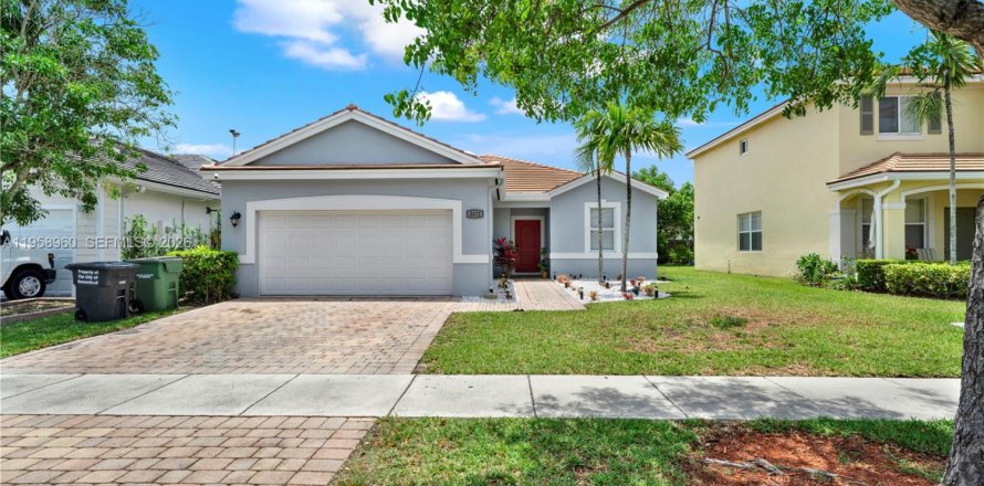 House in Homestead, Florida 3 bedrooms, 150.59 sq.m. № 2017798