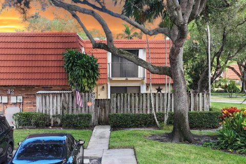 Townhouse in Plantation, Florida 2 bedrooms, 127.46 sq.m. № 2389870 - photo 2