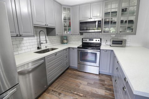 Townhouse in Plantation, Florida 2 bedrooms, 127.46 sq.m. № 2389870