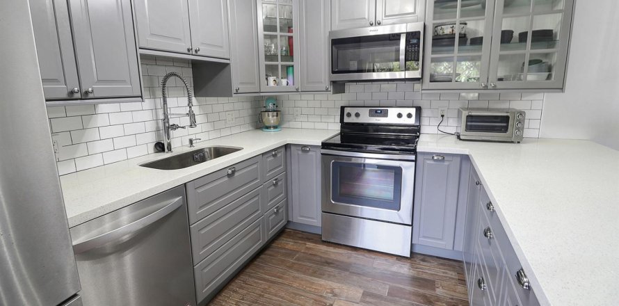 Townhouse in Plantation, Florida 2 bedrooms, 127.46 sq.m. № 2389870
