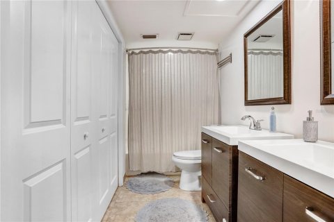 Condo in Tampa, Florida, 2 bedrooms  № 1785474 - photo 10