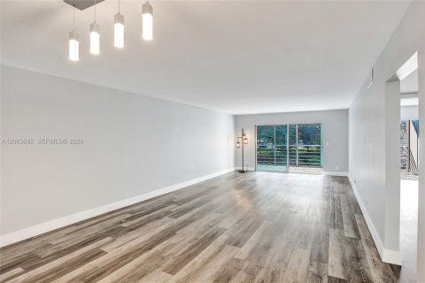 Condo in Coconut Creek, Florida, 2 bedrooms  № 2069184 - photo 15