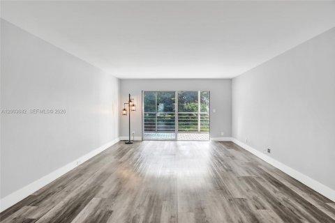 Condo in Coconut Creek, Florida, 2 bedrooms  № 2069184 - photo 16