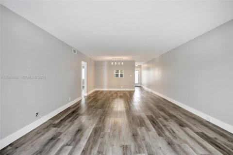 Condo in Coconut Creek, Florida, 2 bedrooms  № 2069184 - photo 17