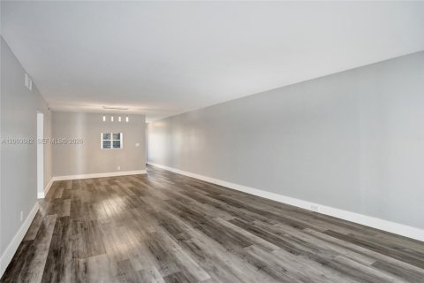 Condo in Coconut Creek, Florida, 2 bedrooms  № 2069184 - photo 18