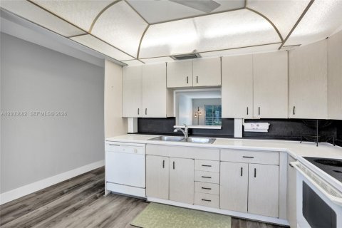 Condo in Coconut Creek, Florida, 2 bedrooms  № 2069184 - photo 12