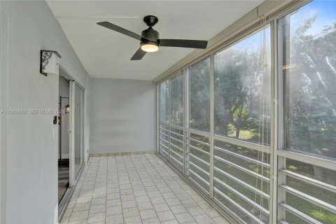 Condo in Coconut Creek, Florida, 2 bedrooms  № 2069184 - photo 23