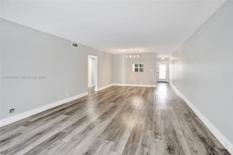 Condo in Coconut Creek, Florida, 2 bedrooms  № 2069184 - photo 19