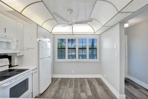 Condo in Coconut Creek, Florida, 2 bedrooms  № 2069184 - photo 13