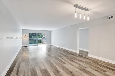 Condo in Coconut Creek, Florida, 2 bedrooms  № 2069184 - photo 14