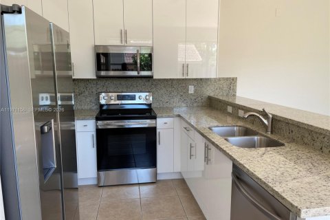 Casa en alquiler en Homestead, Florida, 4 dormitorios, 179.12 m2 № 2032730 - foto 3