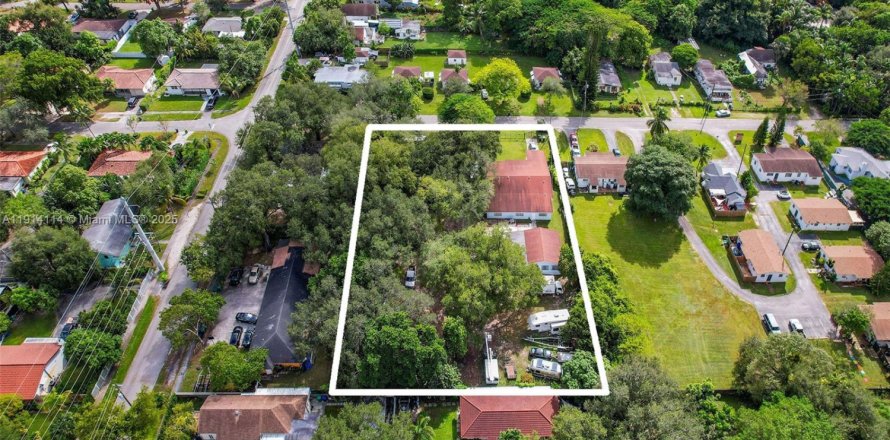 Villa ou maison à El Portal, Floride 3 chambres, 453.92 m2 № 1970488