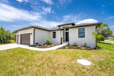 House in Port Charlotte, Florida 3 bedrooms, 161.65 sq.m. № 2224985 - photo 2