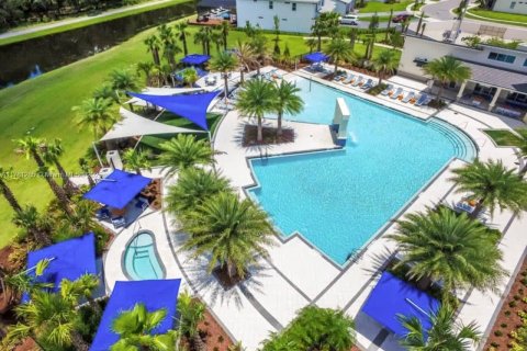 Casa en venta en Kissimmee, Florida, 10 dormitorios, 397.16 m2 № 1860872 - foto 1