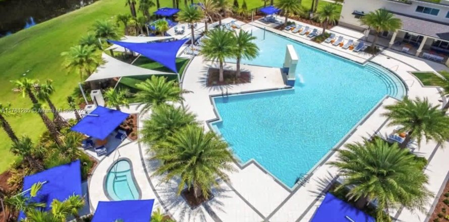 Casa en Kissimmee, Florida 10 dormitorios, 397.16 m2 № 1860872