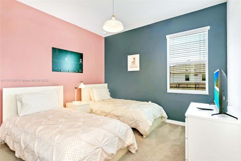 Casa en venta en Kissimmee, Florida, 10 dormitorios, 397.16 m2 № 1860872 - foto 20