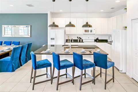 Casa en venta en Kissimmee, Florida, 10 dormitorios, 397.16 m2 № 1860872 - foto 10