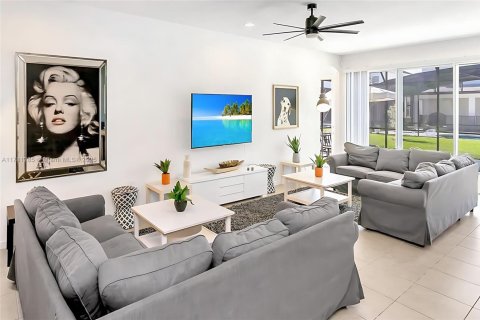 Casa en venta en Kissimmee, Florida, 10 dormitorios, 397.16 m2 № 1860872 - foto 5