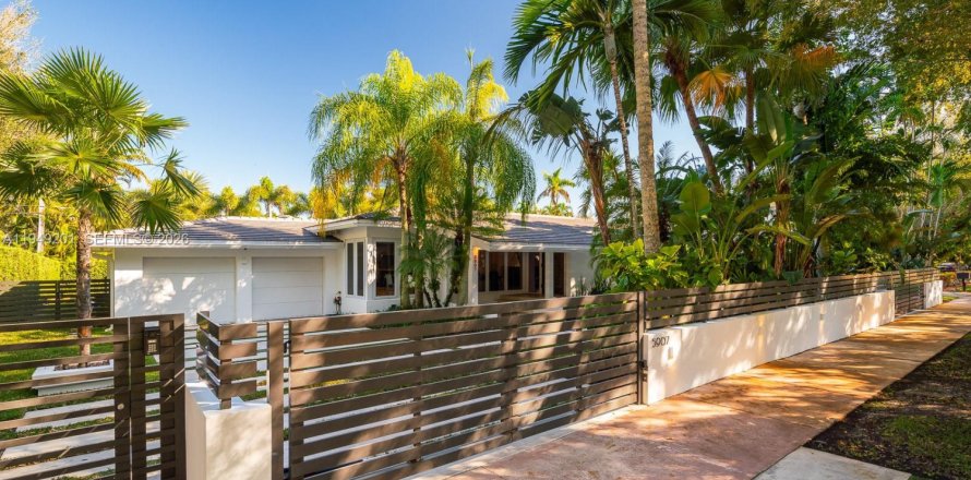 Дом в Корал-Гейблс, Флорида 4 спальни, 284.28м2 № 2006761