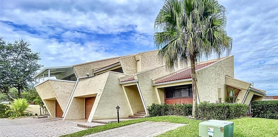 Townhouse in Winter Haven, Florida 3 bedrooms, 220.83 sq.m. № 2384323