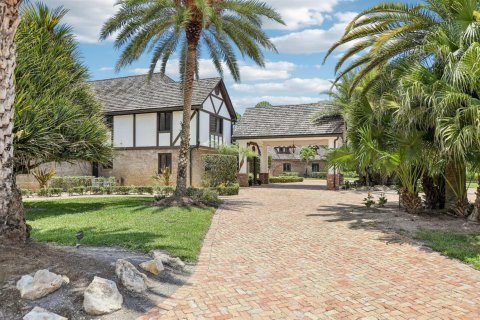 House in Wellington, Florida 7 bedrooms, 602.38 sq.m. № 2185057 - photo 3