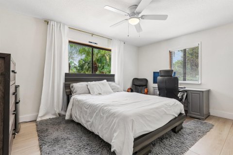 House in Wellington, Florida 7 bedrooms, 602.38 sq.m. № 2185057 - photo 22