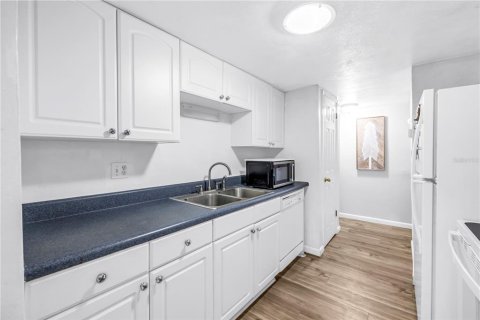 Condo in Saint Petersburg, Florida, 3 bedrooms  № 2111030 - photo 11