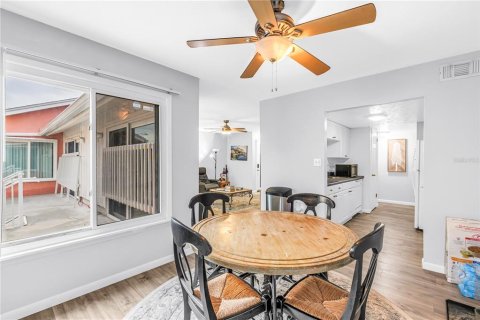 Condo in Saint Petersburg, Florida, 3 bedrooms  № 2111030 - photo 9
