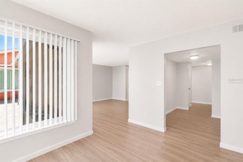 Condo in Saint Petersburg, Florida, 3 bedrooms  № 2111030 - photo 10