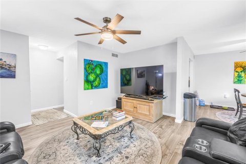 Condo in Saint Petersburg, Florida, 3 bedrooms  № 2111030 - photo 5