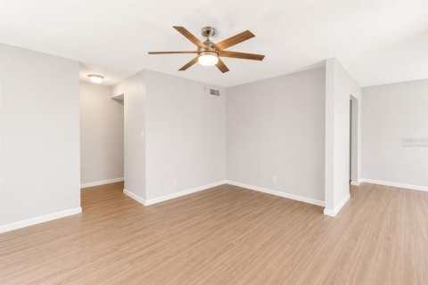 Condo in Saint Petersburg, Florida, 3 bedrooms  № 2111030 - photo 6