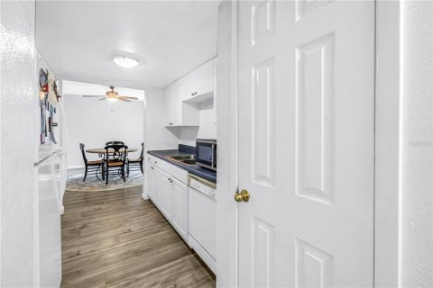 Condo in Saint Petersburg, Florida, 3 bedrooms  № 2111030 - photo 12