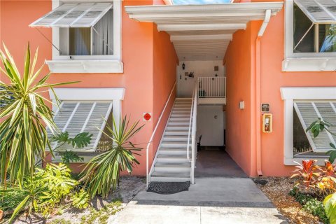 Condo in Saint Petersburg, Florida, 3 bedrooms  № 2111030 - photo 2