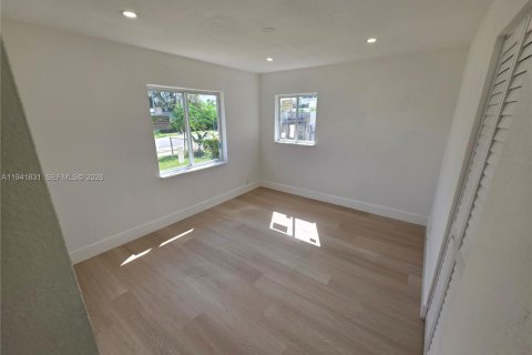 House in Riviera Beach, Florida 3 bedrooms, 105.17 sq.m. № 1998717 - photo 11