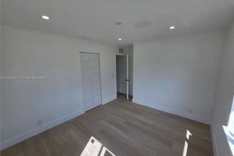 House in Riviera Beach, Florida 3 bedrooms, 105.17 sq.m. № 1998717 - photo 13