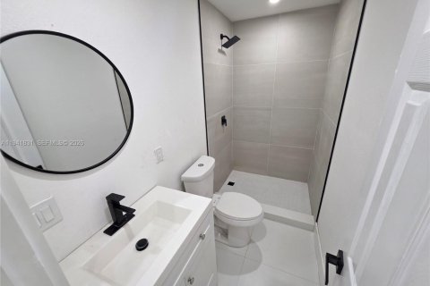 House in Riviera Beach, Florida 3 bedrooms, 105.17 sq.m. № 1998717 - photo 8