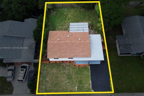 House in Riviera Beach, Florida 3 bedrooms, 105.17 sq.m. № 1998717 - photo 14