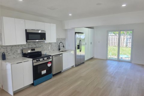 House in Riviera Beach, Florida 3 bedrooms, 105.17 sq.m. № 1998717 - photo 3