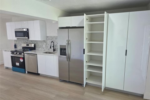 House in Riviera Beach, Florida 3 bedrooms, 105.17 sq.m. № 1998717 - photo 4